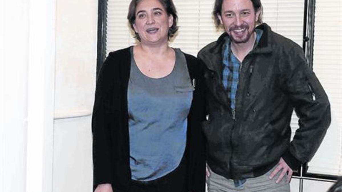 Ada Colau y Pablo Iglesias, ayer en la sede de Guanyem en Barcelona