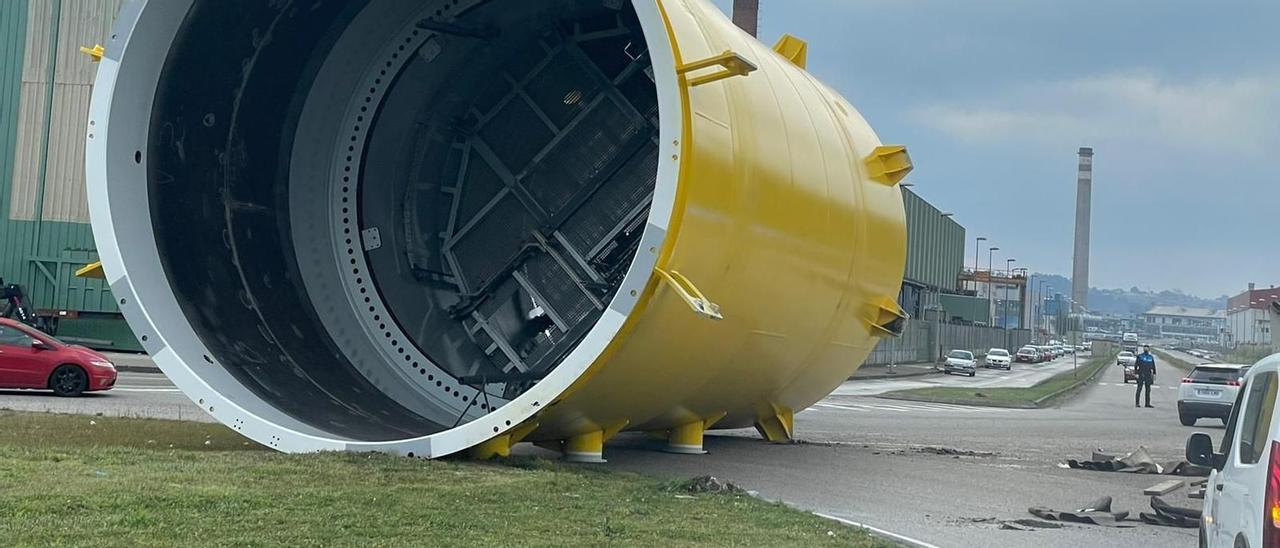 La pieza caída del camión que la transportaba, en el Parque Empresarial Principado de Asturias.