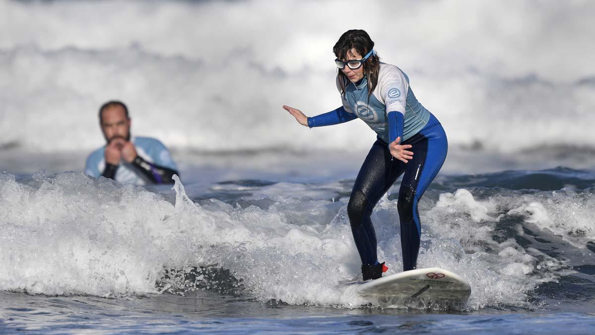 Carmen López es invidente y es la primera surfista española en participar en el Mundial de Surf Adaptado.