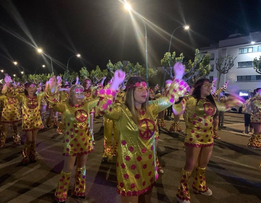 El bon temps anima les colles de Carnaval a Empuriabrava