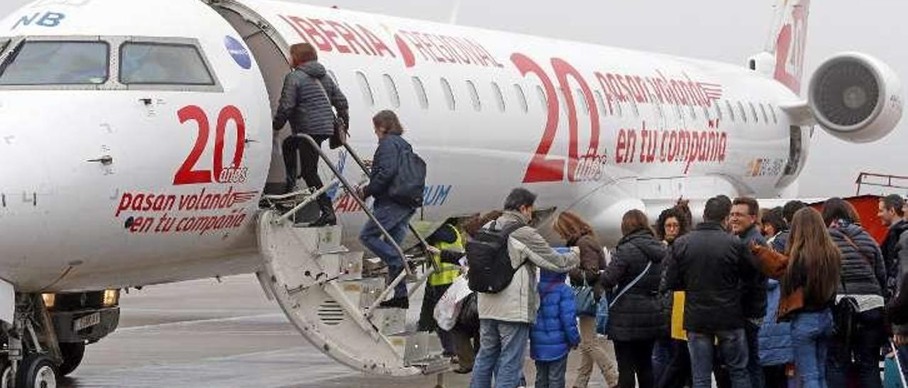 Viajeros, subiendo a un avión de Air Nostrum en Peinador. // M.G.B.