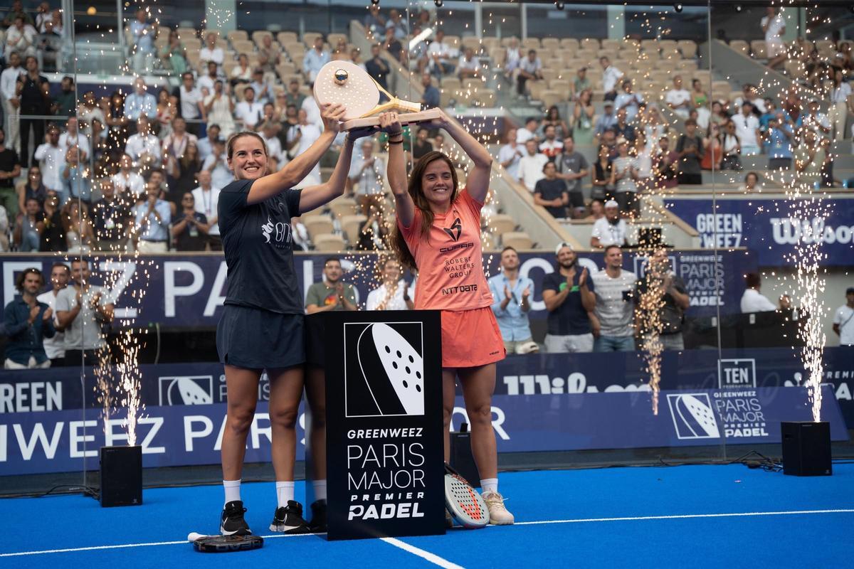 Paula Josemaría y Ariana Sánchez levantando el trofeo de Roland Garros tras ganar la final y proclamarse campeonas.
