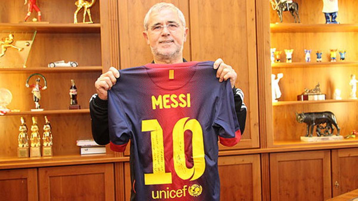 Gerd Müller, con la camiseta de Leo Messi