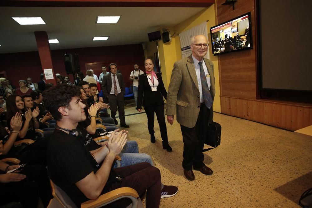 Rainer Weiss visita un instituto en Avilés