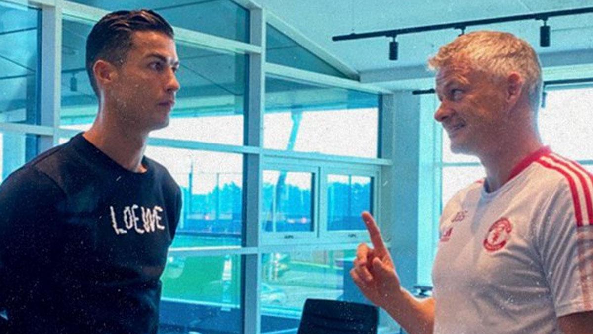 Cristiano Ronaldo con Ole Gunnar Solskjaer en la ciudad deportiva del United