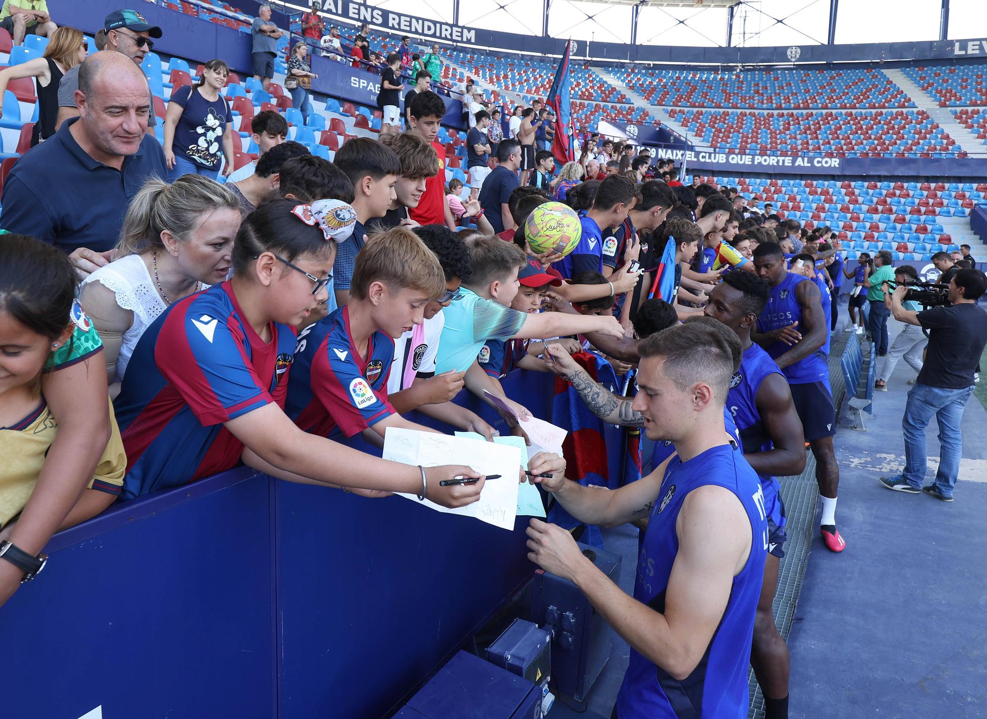 Ambiente de Primera en el entrenamiento a puertas abiertas