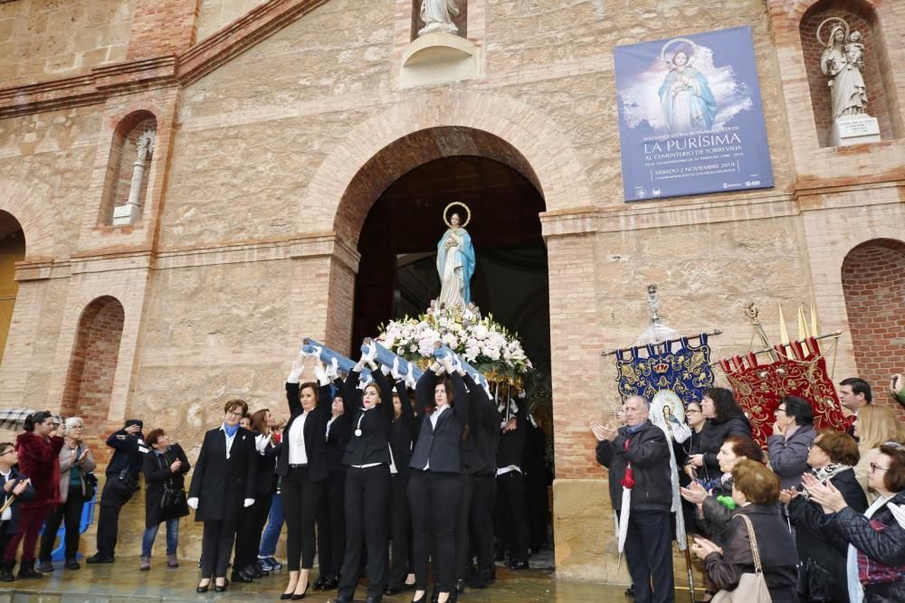 Pese a la fina lluvia que caía a primera hora de la mañana la procesión de Domingo de Resurección pudo celebrar el tradicional Encuentro en las cuatro esquinas