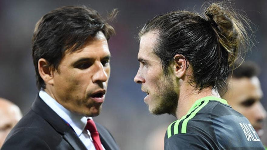 Coleman habla con Bale tras la derrota con Portugal.