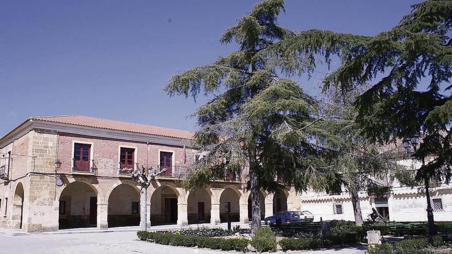 Fachada del Ayuntamiento de Villanueva del Campo, en la Plaza España.