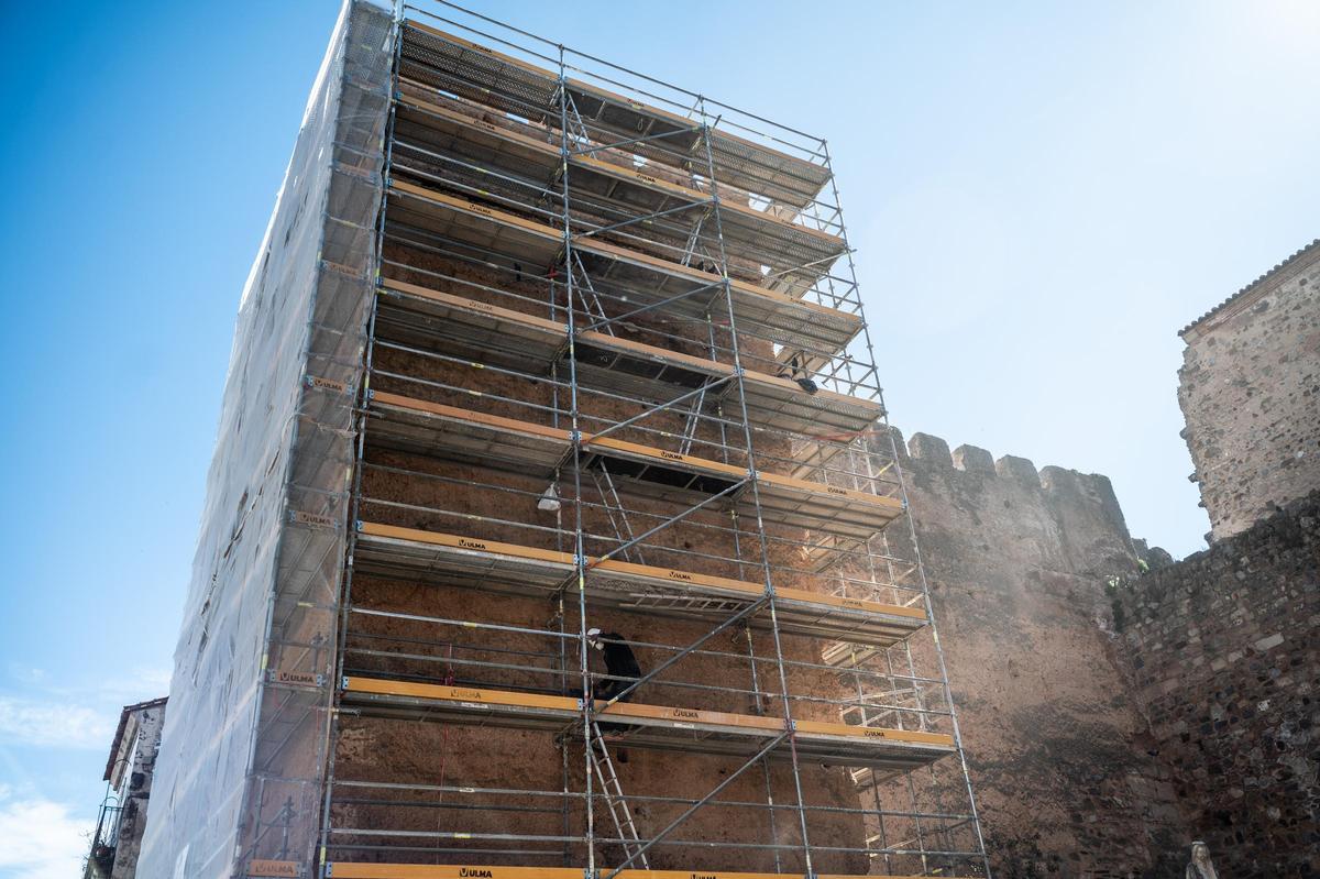 Restauración de la Muralla de Cáceres, actualmente en la Torre de la Yerba.