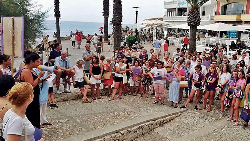 Rund 200 Menschen protestierten am Montag (8.7.) in Cala Ratjada gegen sexuelle Gewalt und zu milde Strafmaße