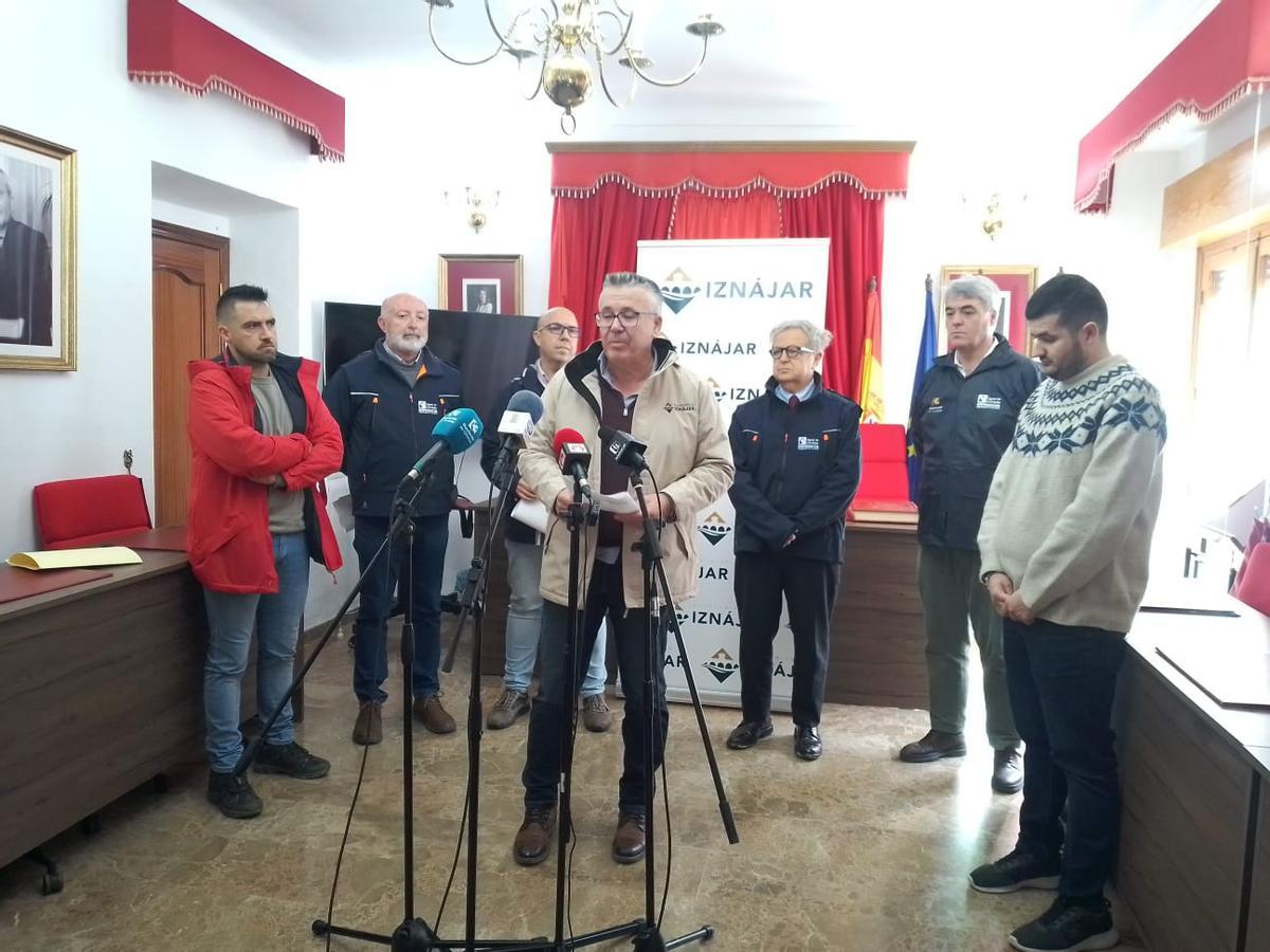 El alcalde de Iznájar, Lope Ruiz, atiende a la prensa en el ayuntamiento iznajeño.