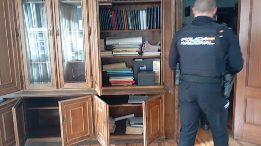 Un agente de la Policía Nacional en la primera vista ocular al inmueble.  | I. G.