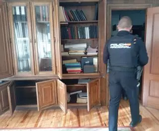 Extraño asalto en un piso en Avilés: revientan la puerta del inmueble, hallan sobres con dinero no se llevan ningún botín