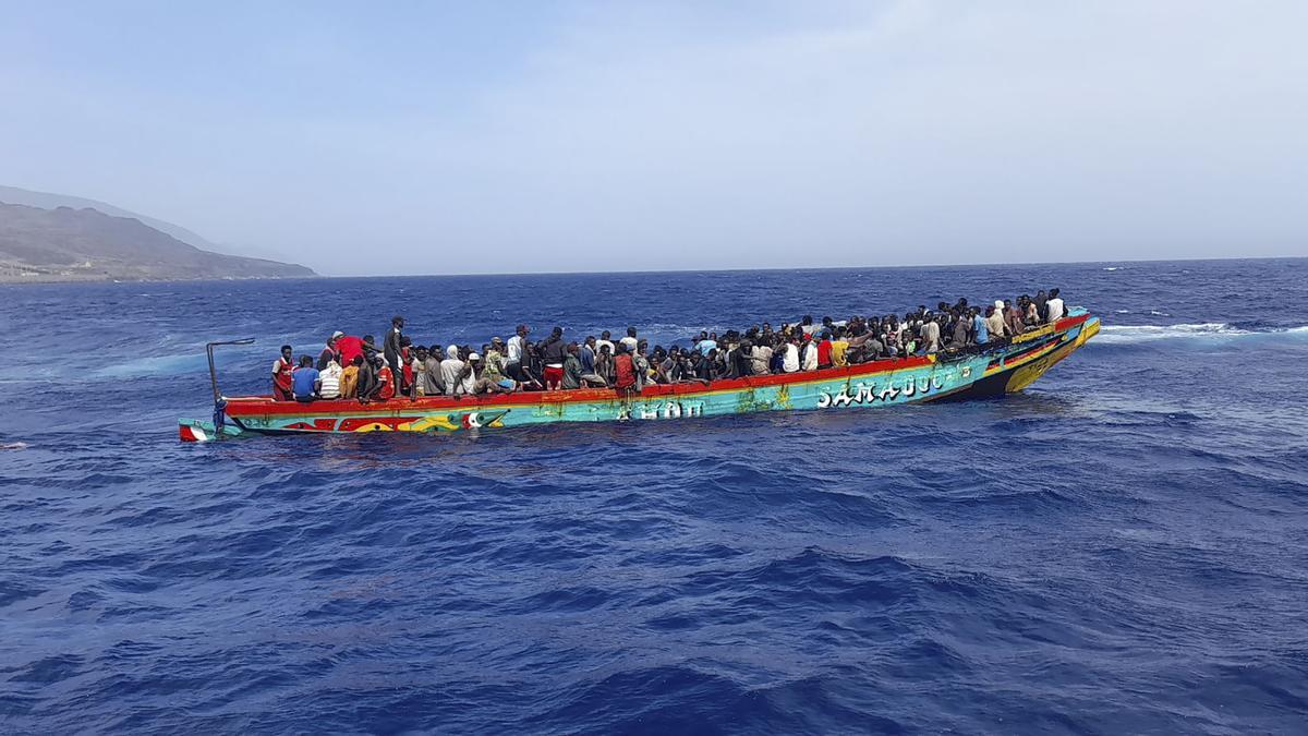 Llega a El Hierro el mayor cayuco desde que se abrió la Ruta Canaria en 1994: 280 personas