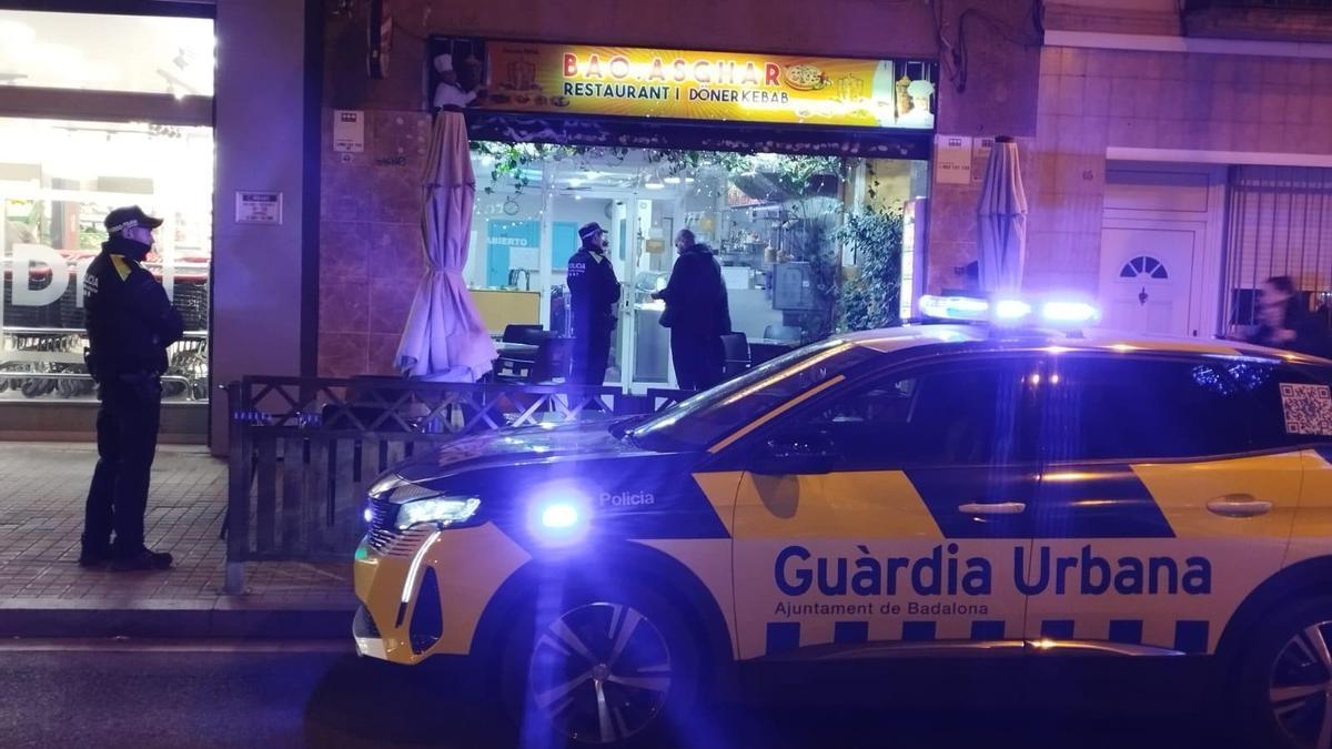 Intervención de la Guàrdia Urbana de Badalona en un establecimiento de la calle Francesc Macià