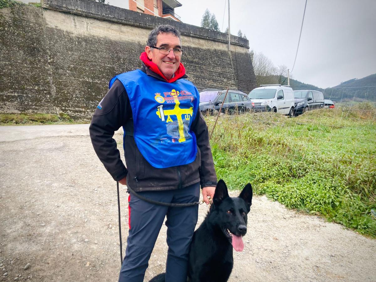 Gélida mañana de campeonato de adiestramiento canino en Cornellana