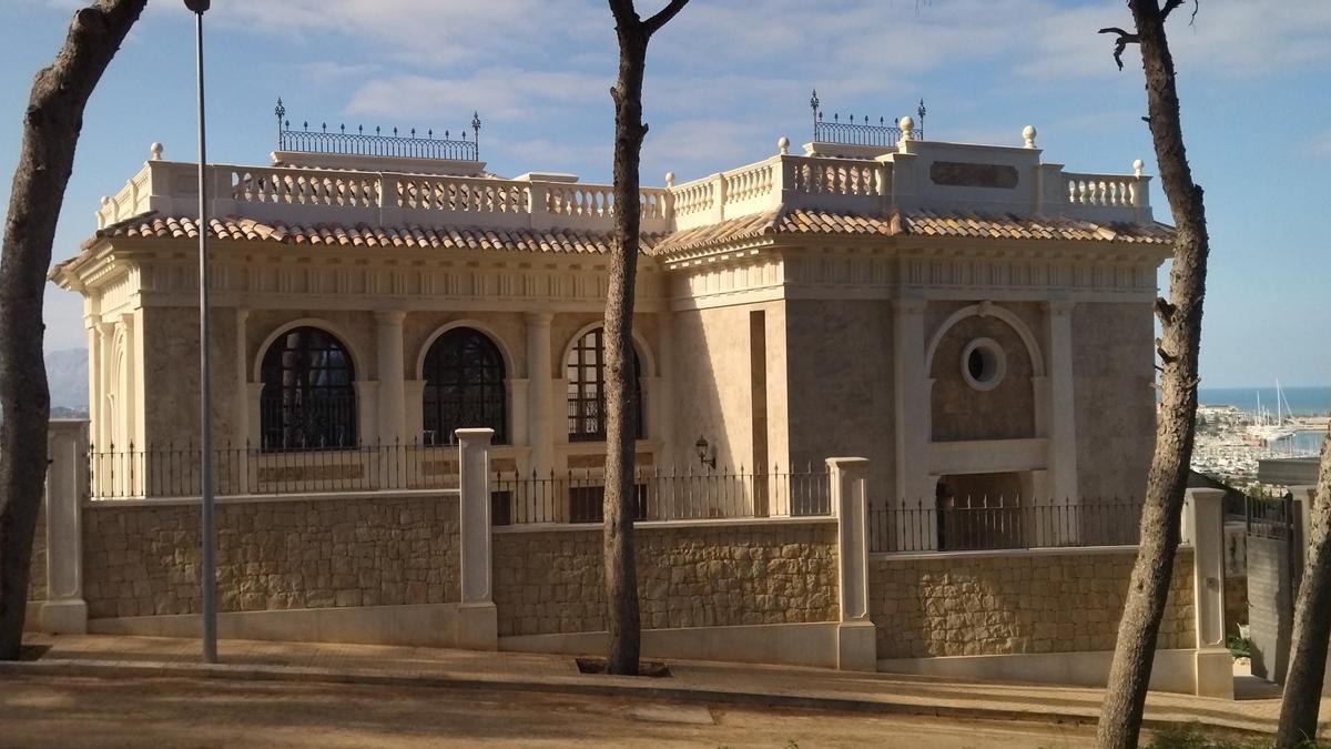 La suntuosa villa de estilo toscano construida en la colina de Sant Nicolau