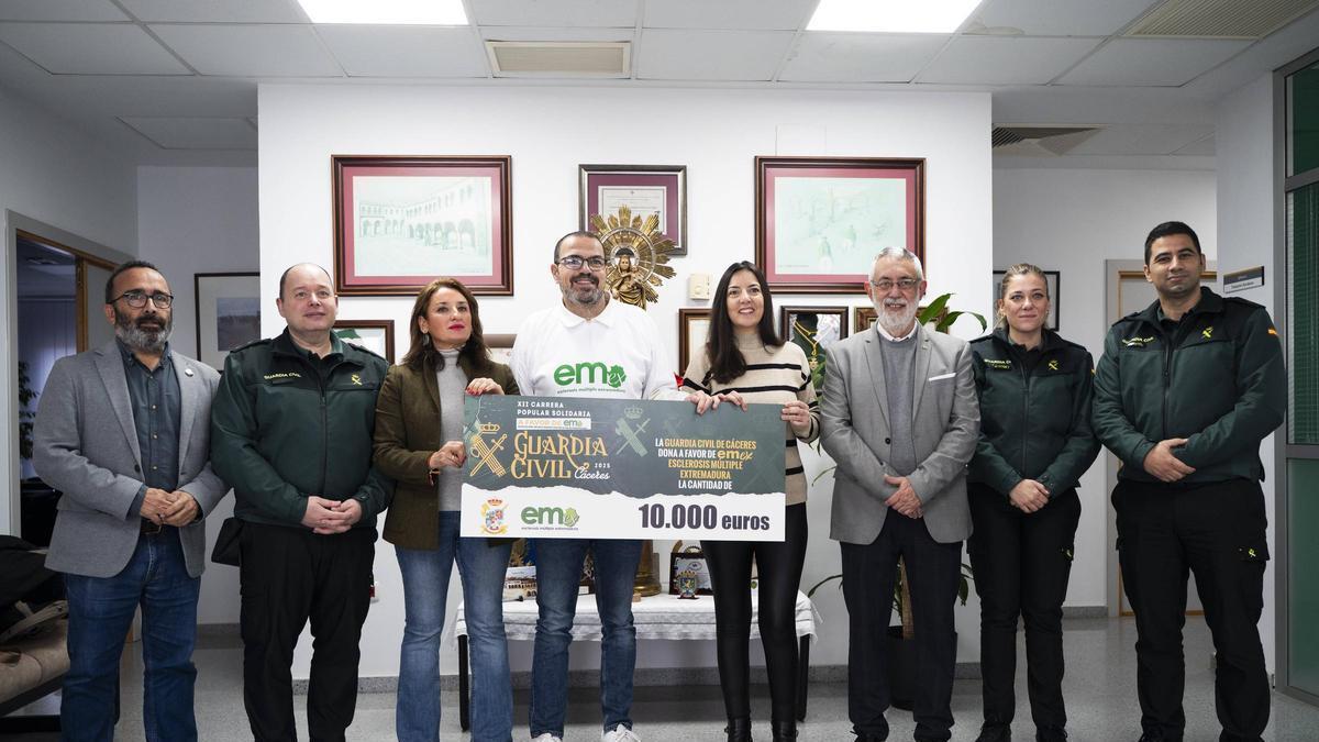 Galería | Así ha sido la entrega del cheque de la Guardia Civil a EMEX en Cáceres