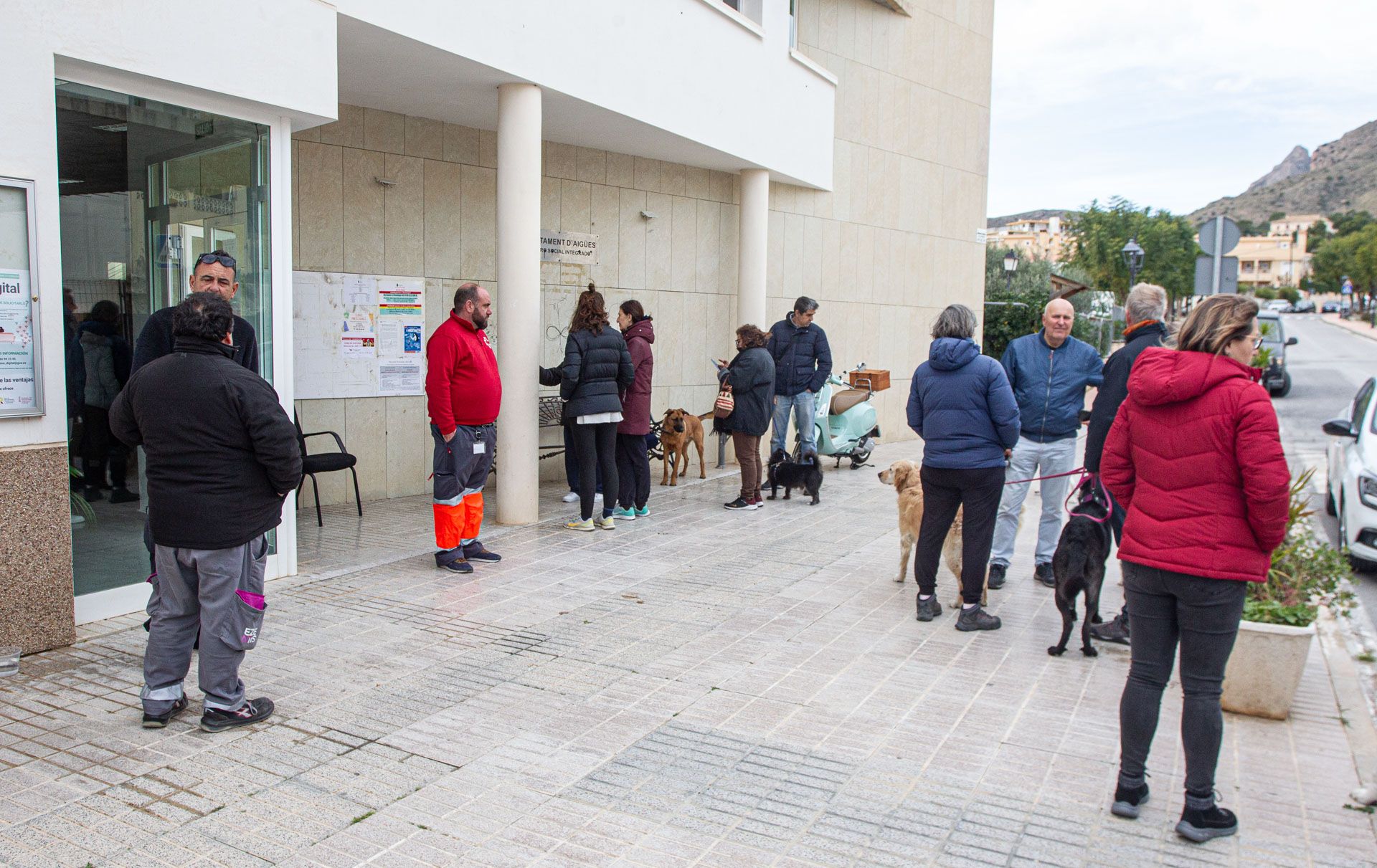 Decenas de vecinos desalojados por el incendio de Aigües