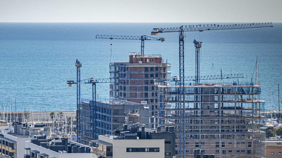 Pisos en construcció al barri del Gorg, a Badalona. | MANU MITRU