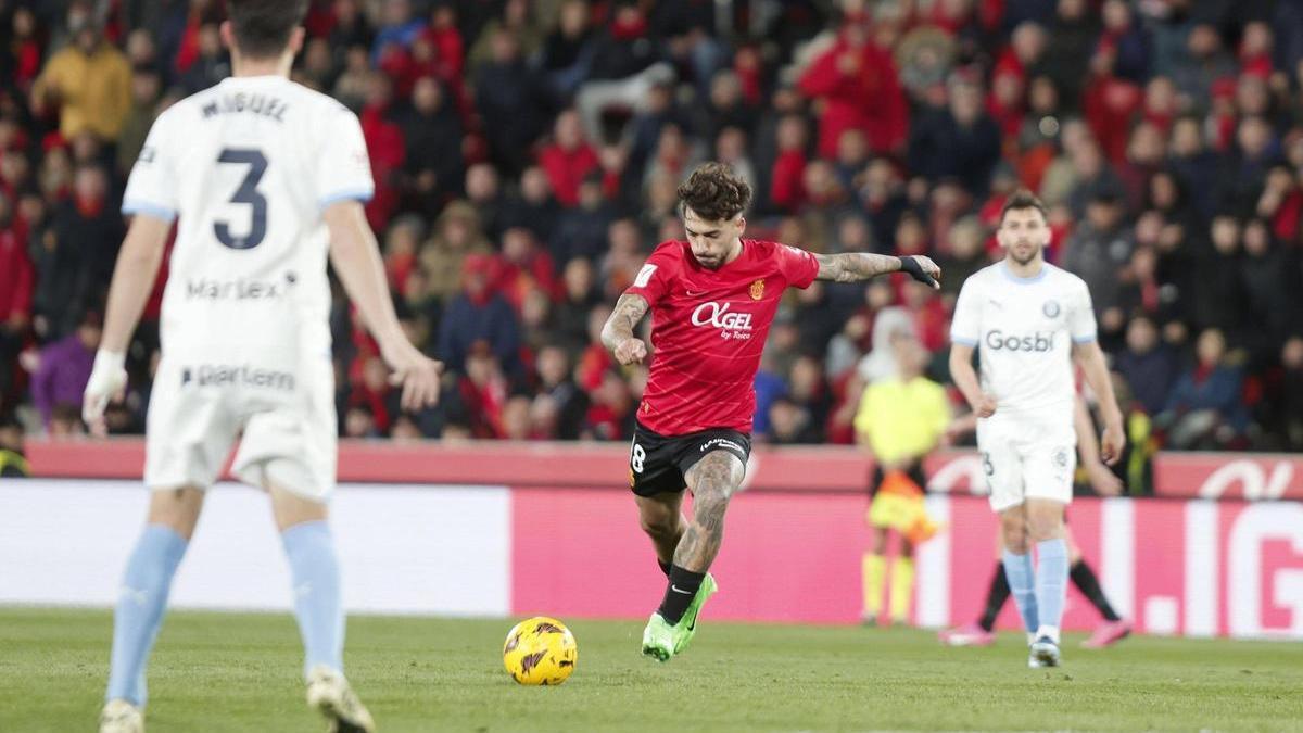 Antonio Sánchez dispara a puerta en el partido ante el Girona