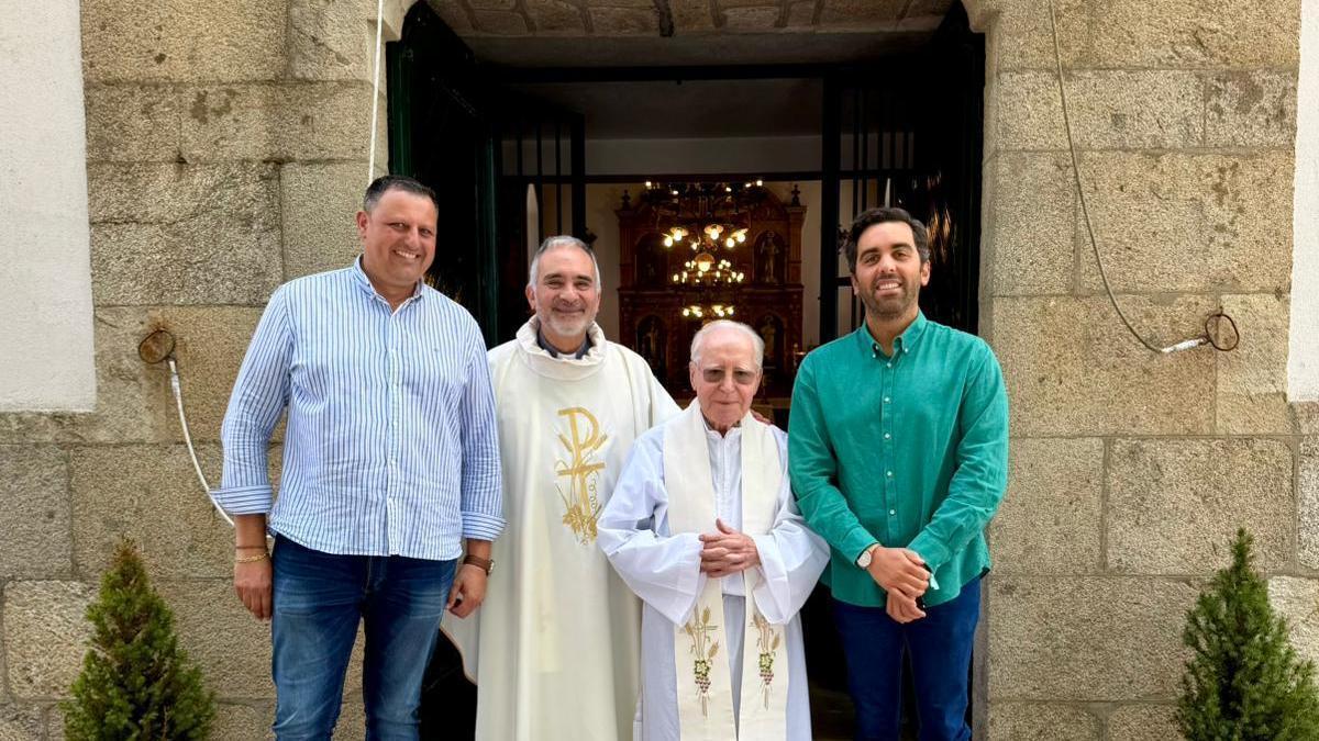 Pola dereita, o alcalde de Oroso, Alex Doval, e o sacerdote Diego Ríos.