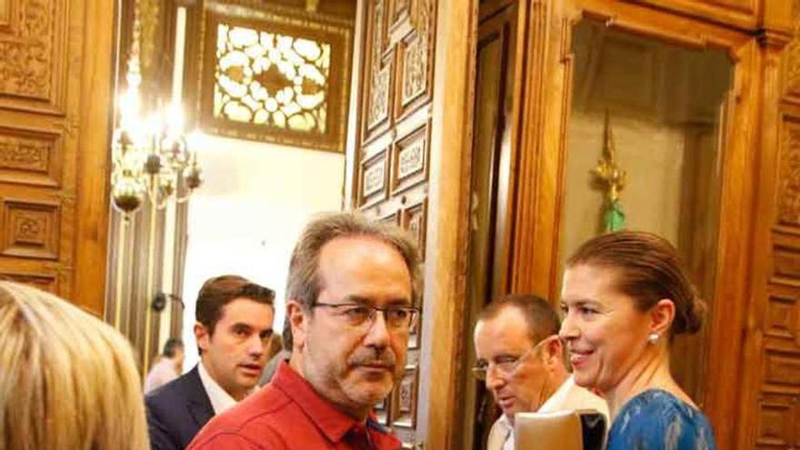 El alcalde, Guarido, y la portavoz del PP, San Damián, tras un pleno.