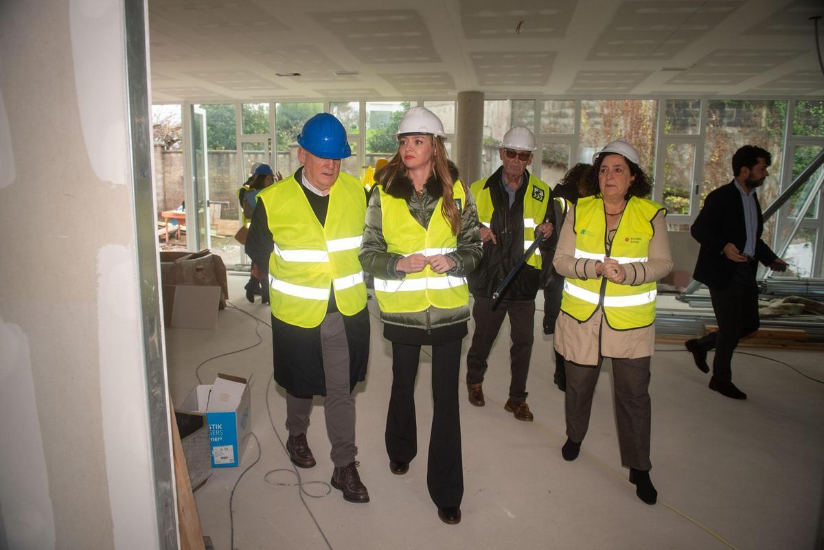 Fabiola García durante la visita al centro de Eirís acompañada de Miguel Lorenzo