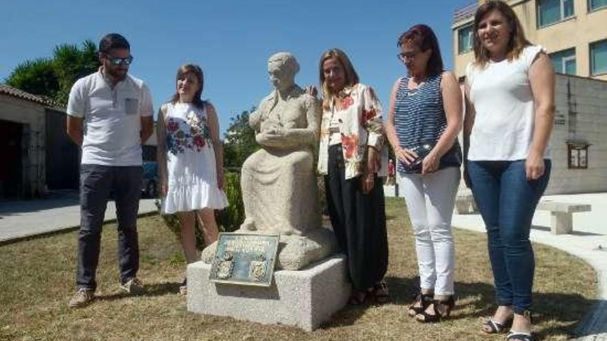 Abal y Silva flanquean la escultura inaugurada. // Noé Parga