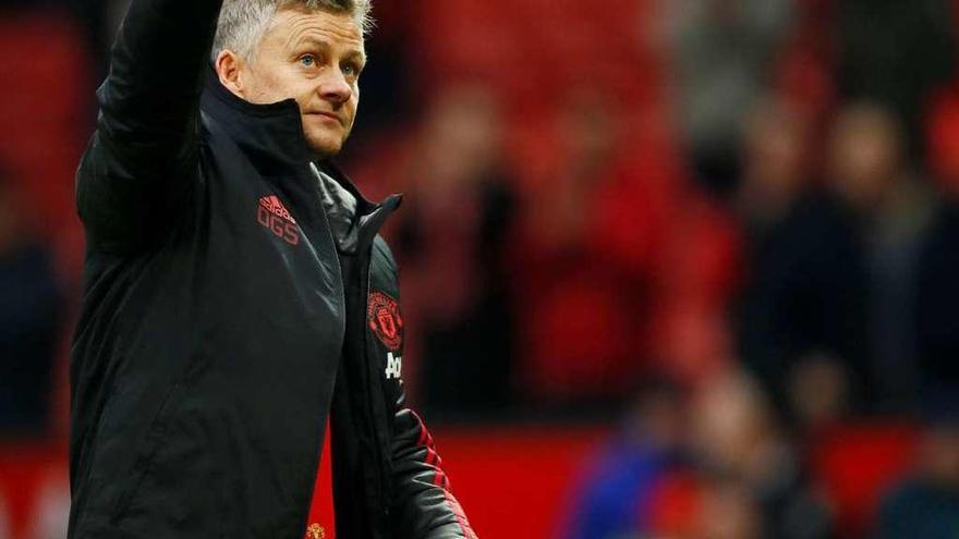 Solskjaer saluda a los aficionados en Old Trafford tras el triunfo del sábado en la Copa. // Reuters