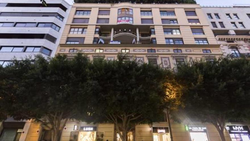 Edificio de la calle Colón donde está el duplex en venta.