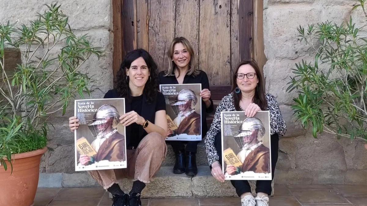 Queralt Ambròs, Eva Serra i Montserrat Garcia, d’esquerra a dreta, a la porta de Periques