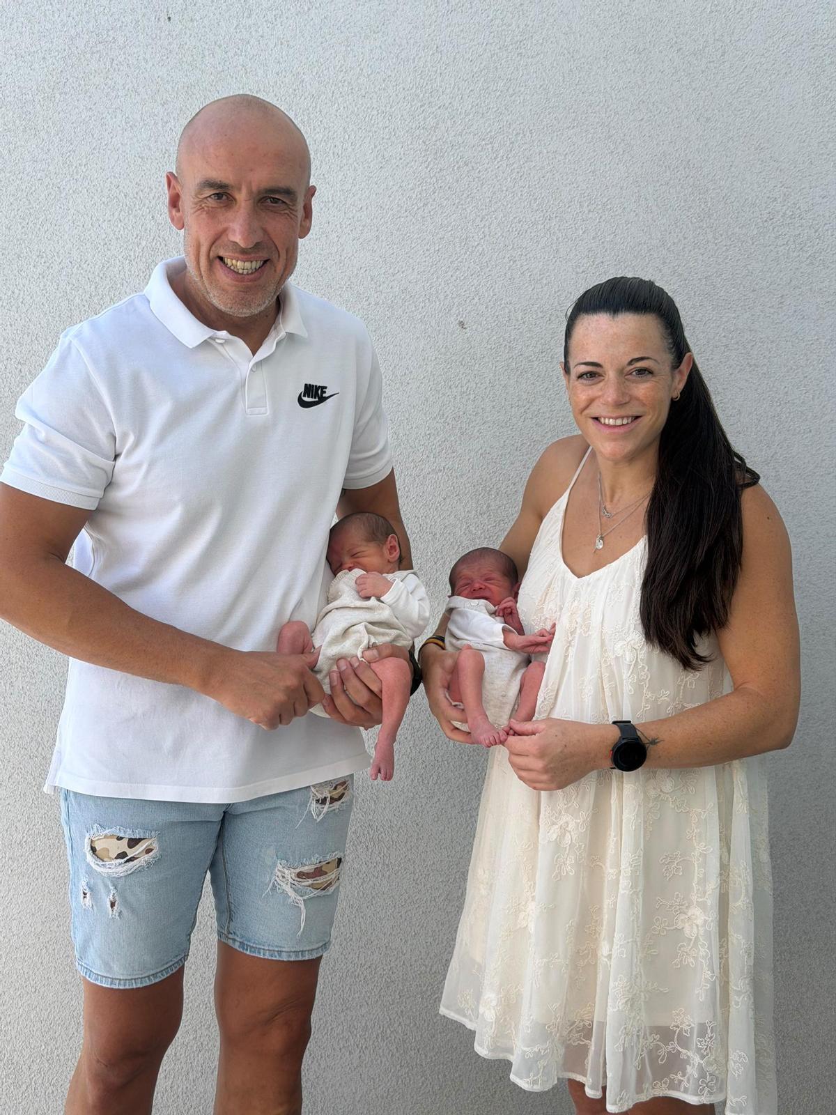 Lucas y Mateo Benavides Pedruelo, en brazos de sus orgullosos padres