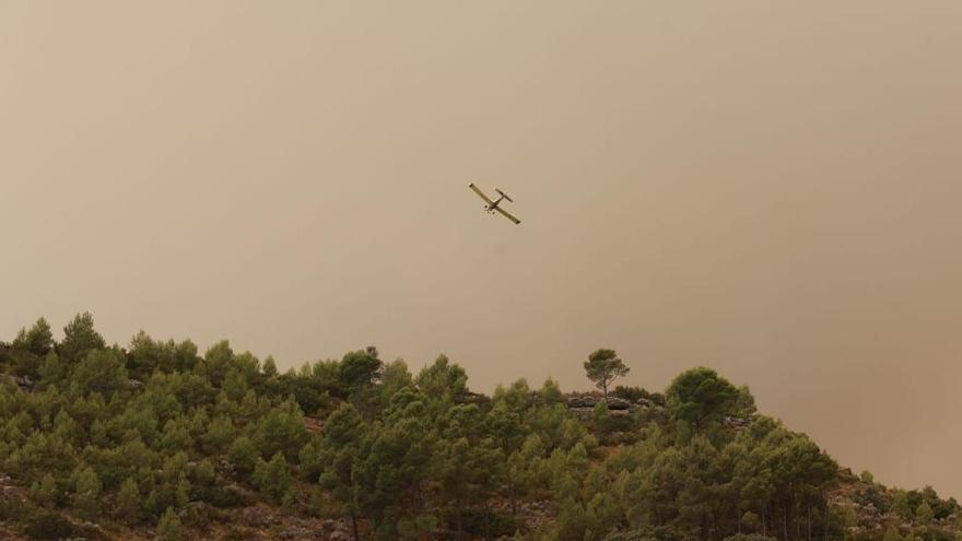 Una de los medios aéreos que trabajan en el incendio forestal de Bejís