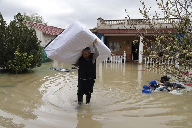 El río Guadalquivir llega a las parcelas del entorno del aeropuerto de Córdoba