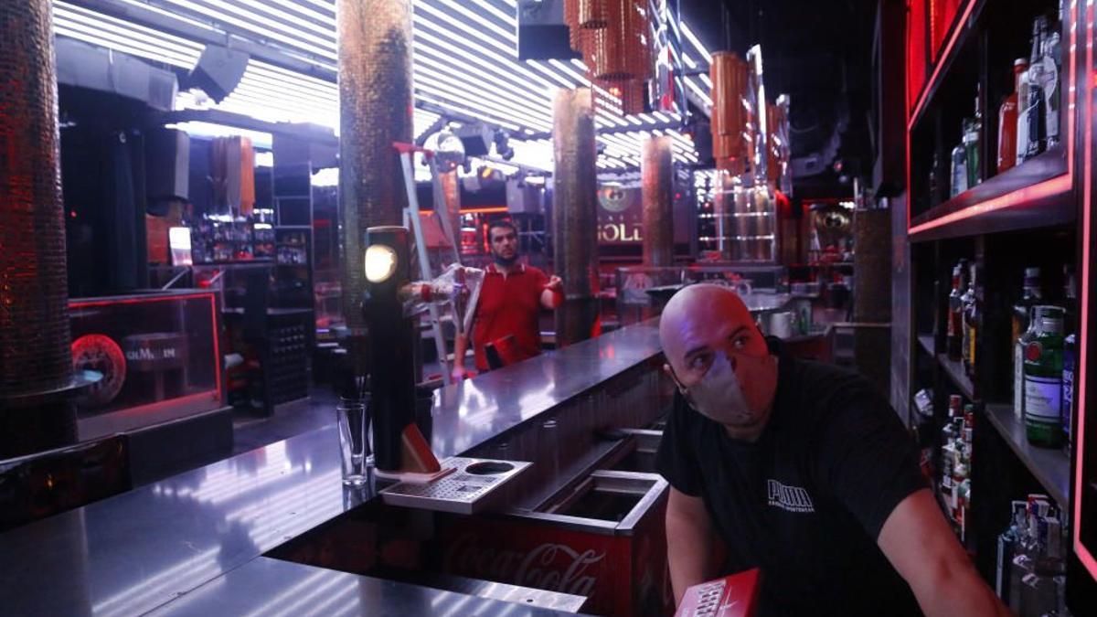 Empleados de la Sala Gol ultimando preparativos cuando la discoteca se preparaba para reabrir el pasado verano.