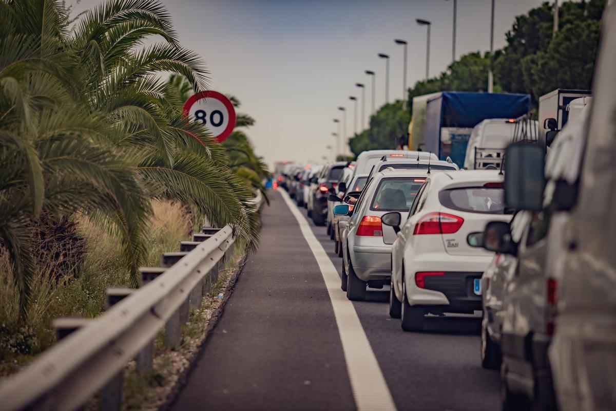 Imatges de cues en una carretera
