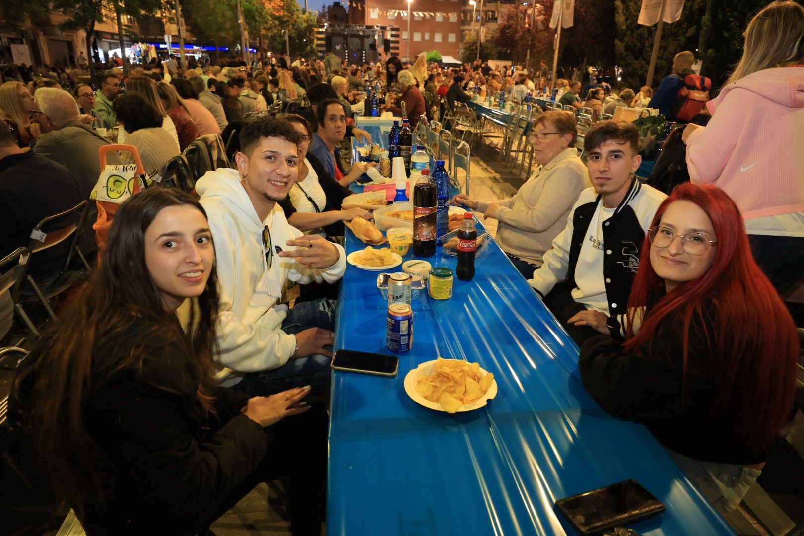 Búscate en la galería de fotos del 'sopar de pa i porta' en las fiestas de Almassora