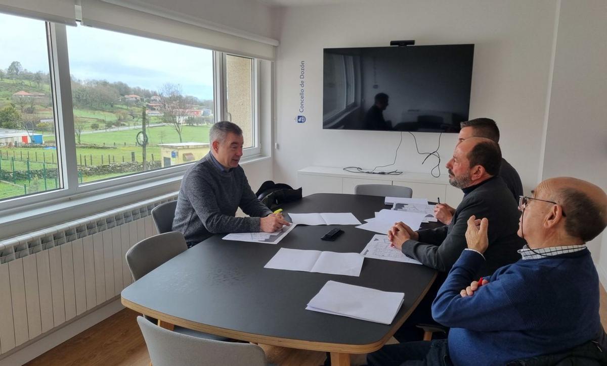 Reunión de Merelles con Campos en Dozón, con la rectoral al fondo a la izquierda.
