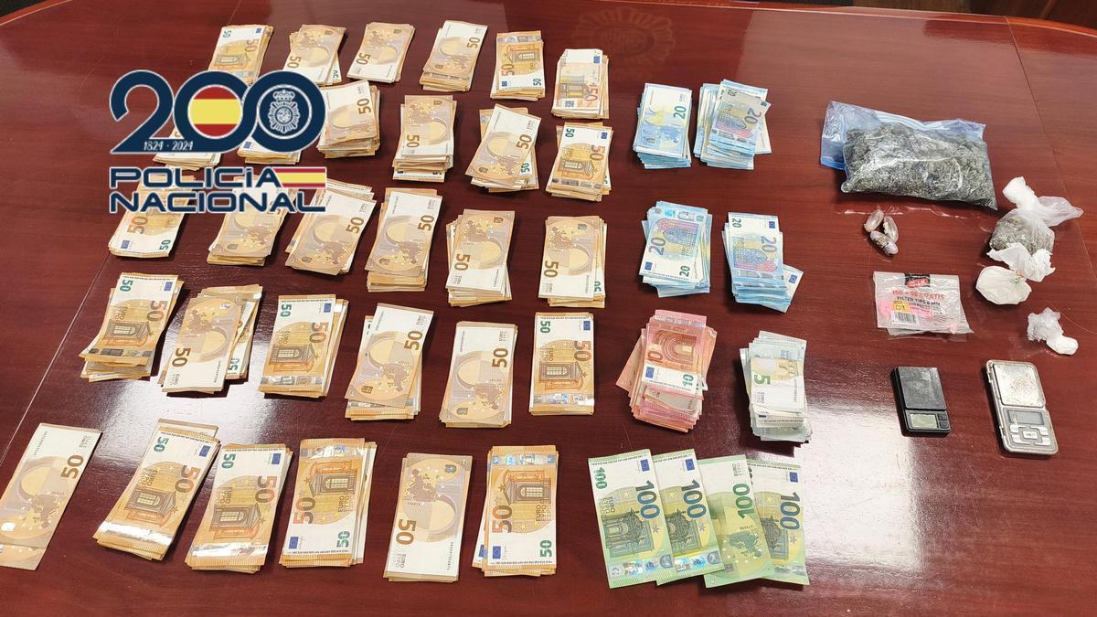 Dinero y droga intervenida en el domicilio del detenido.