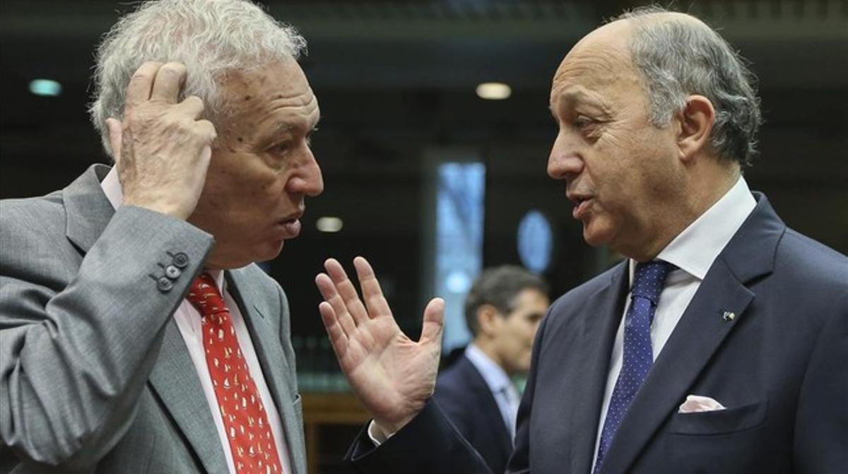 El ministre d’Afers Estrangers espanyol, José Manuel García-Margallo, conversa amb el seu homòleg francès, Laurent Fabius, abans de la reunió de ministres europeus d’Exteriors a Brussel·les, aquest dilluns, 16 de desembre. EFE / JULIEN WARNAND El ministre d’Afers Estrangers espanyol, José Manuel García-Margallo, conversa amb el seu homòleg francès, Laurent Fabius, abans de la reunió de ministres europeus d’Exteriors a Brussel·les, aquest dilluns, 16 de desembre. EFE / JULIEN WARNAND