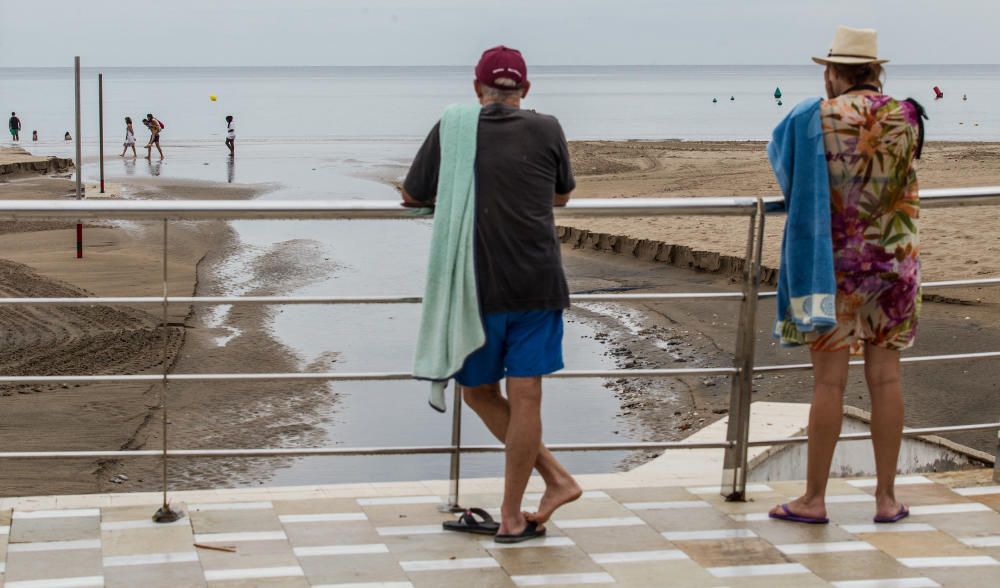 Las lluvias han partido en dos la playa de la Albufereta