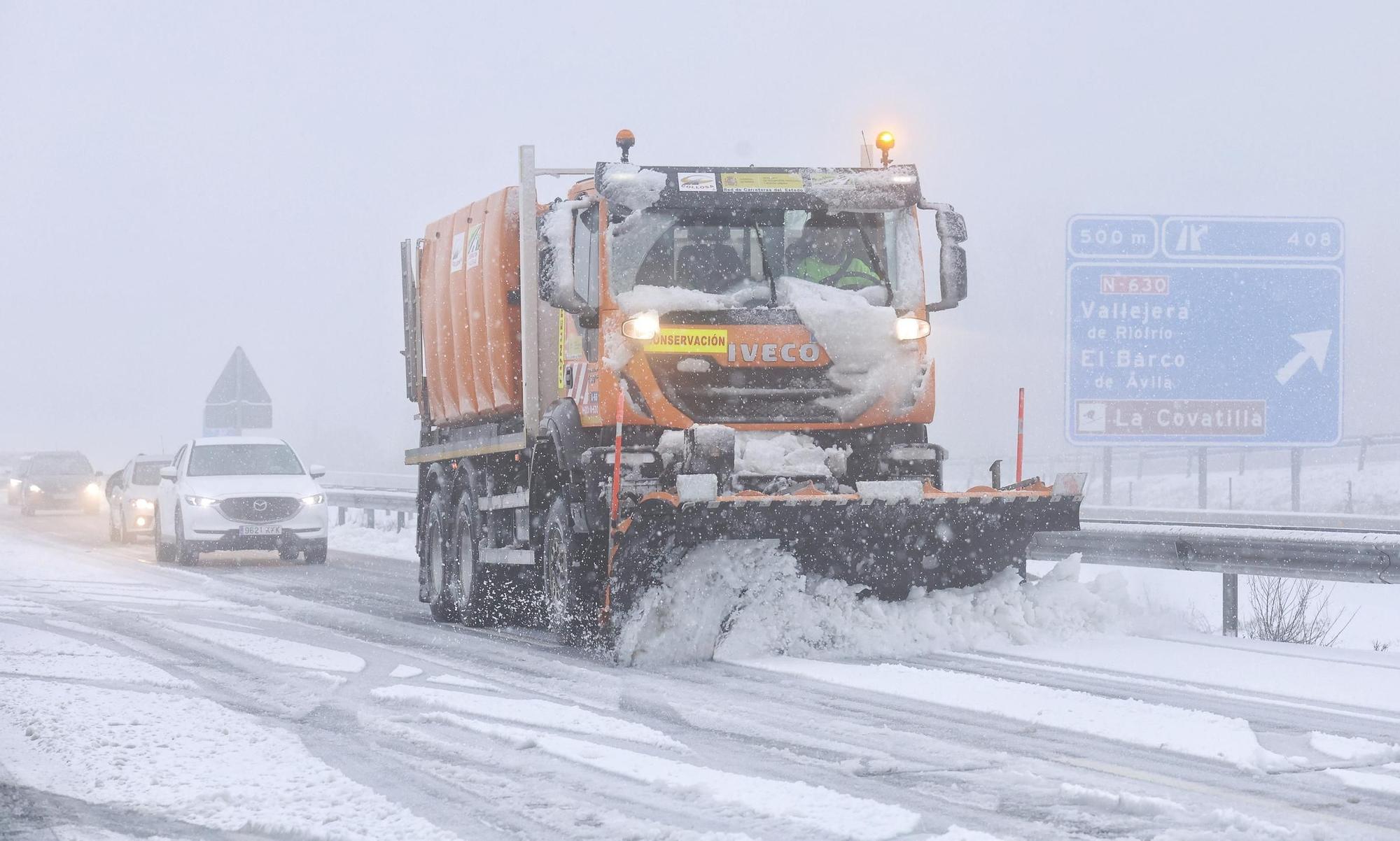 Una intensa nevada complica la circulación durante horas y obliga a cortar las principales autovías de Castilla y León