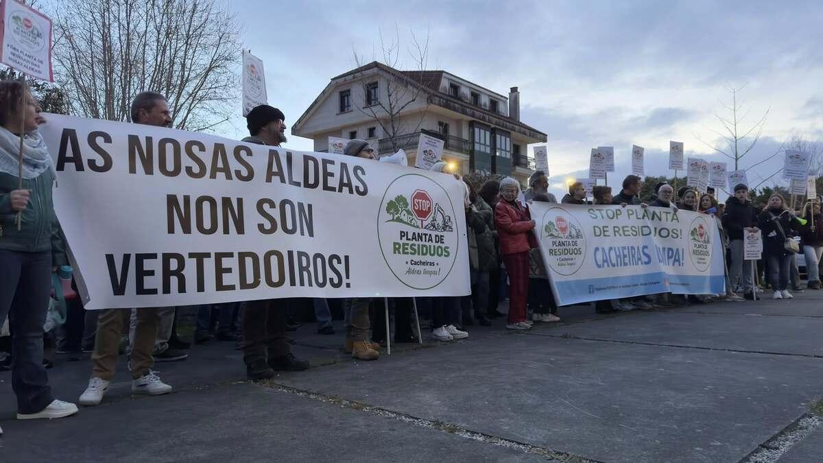 Concentración de la plataforma contra la planta de inertes este miércoles ante el consistorio de Teo
