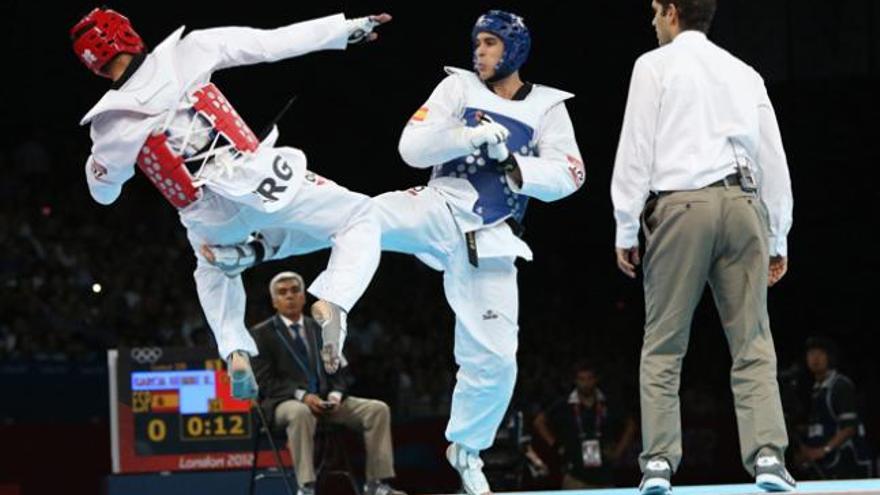 Nicolas García Hemme, con protector azul, en un momento del combate de la final frente al argentino Crismanich. | efe