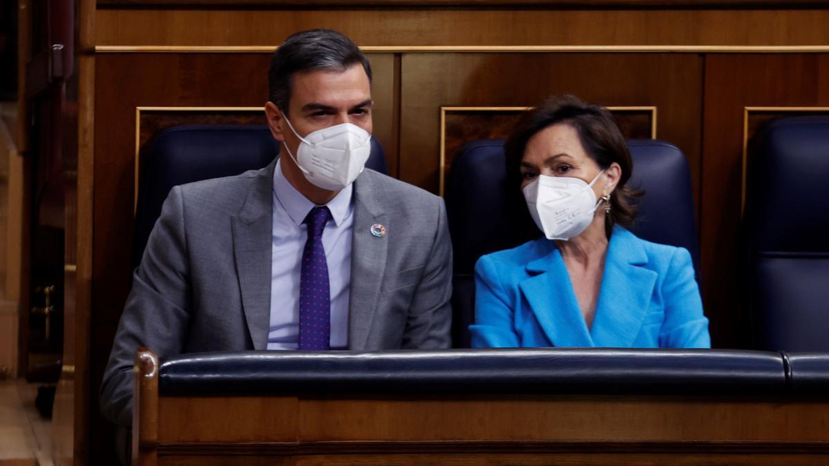 El presidente del Gobierno, Pedro Sánchez, y la vicepresidenta primera, Carmen Calvo, el pasado 13 de mayo de 2021 en la sesión de control al Ejecutivo en el Congreso.