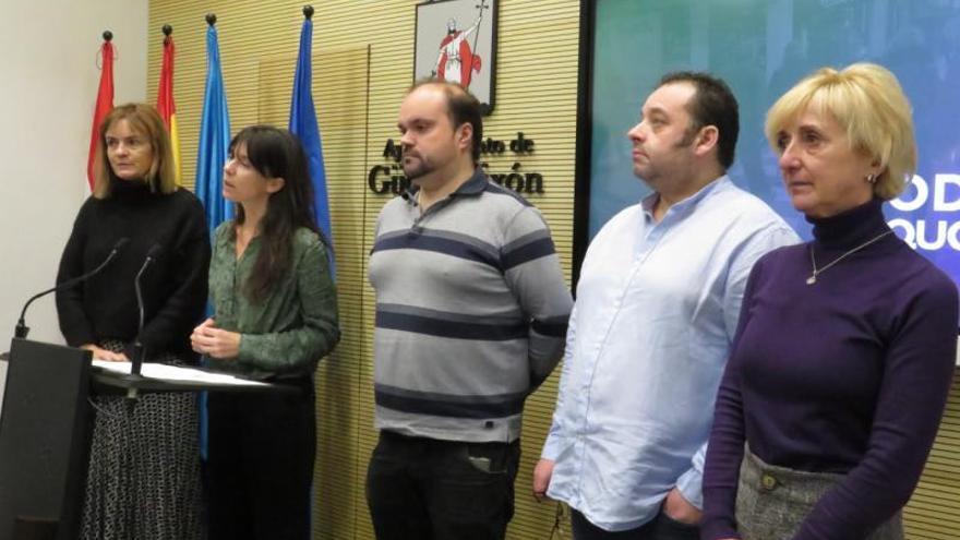 Por la izquierda, Covadonga Tomé, Laura Tuero, Esteban González, Marcos Bernardo y Menchu Arriaga, ayer, en el Ayuntamiento.