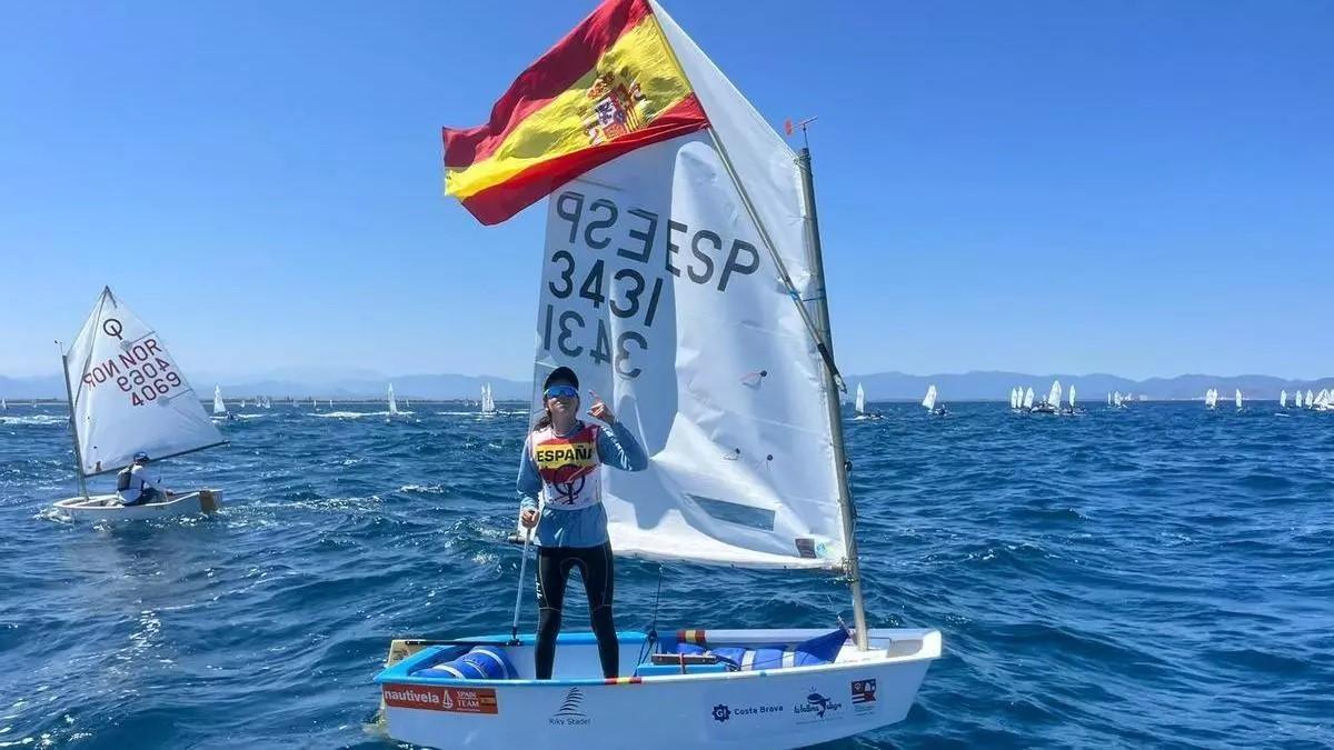 Blanca Ferrando celebra su histórica victoria luciendo la bandera de España.