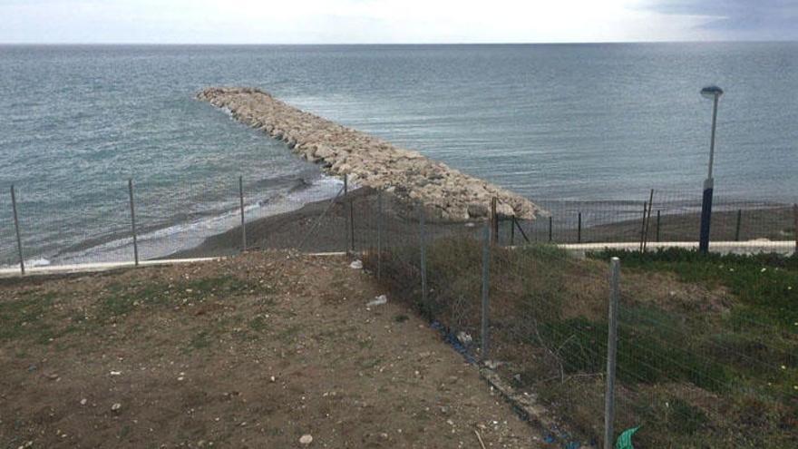 Aspecto que presentaba este viernes el nuevo espigón del entorno de la playa de Ferrara.